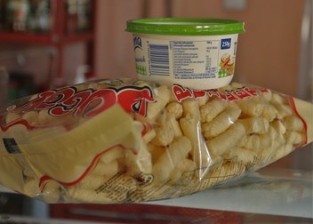 Din ajutorul social de 4,7 lei pe zi, mai poți lua o margarină și un pachet de pufuleți