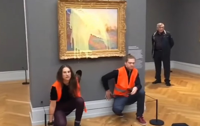 Activiştii de mediu au vandalizat un tablou al lui Monet în Germania. Au aruncat cu piure de cartofi pe pictură