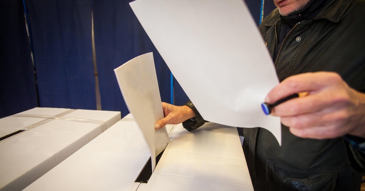 persoană care introduce buletinele de vot în urne