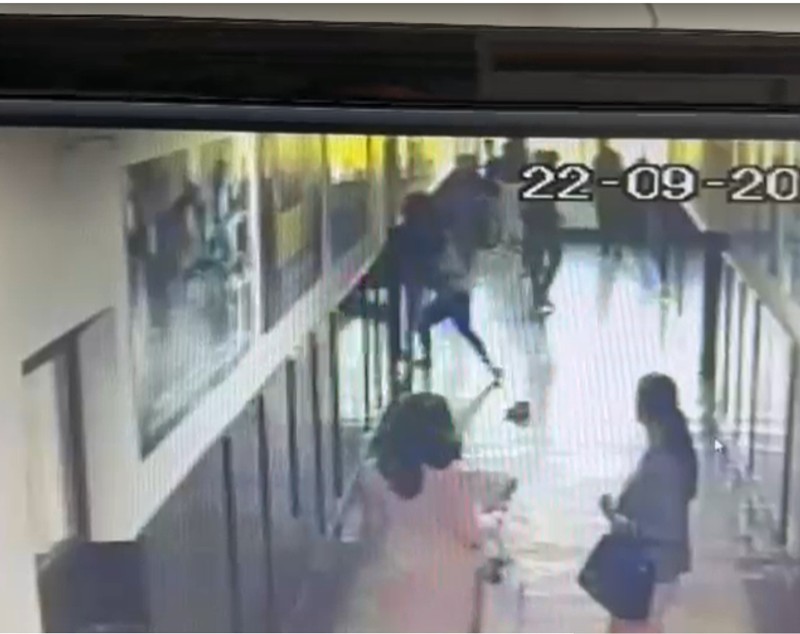 Elevă din Mioveni, izbită de perete și lovită cu picioarele de un coleg, pe holul liceului. A ajuns la spital cu maxilarul fracturat