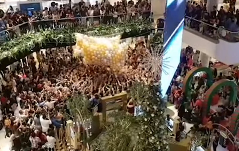 Cinci persoane călcate în  picioare la un mall pentru vouchere cadou