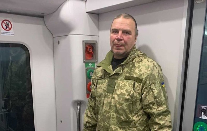 „Războiul nu miroase a violete sau parfum, ci a sudoare și sânge!”. Un soldat a fost dat afară din compartimentul de tren din cauza „duhorii”, în Ucraina
