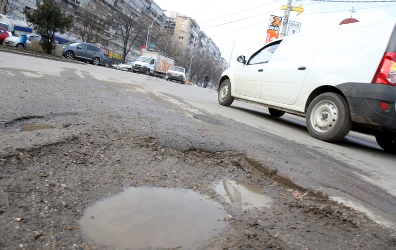 ȘOCANT! Nu a reușit să se sinucidă, dar l-au ucis gropile din drumul spre spital