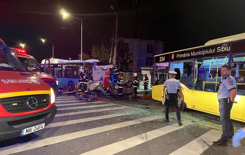 O mașină s-a izbit violent de două autobuze, în Sibiu. Două persoane au rămas încarcerate, una fiind inconștientă