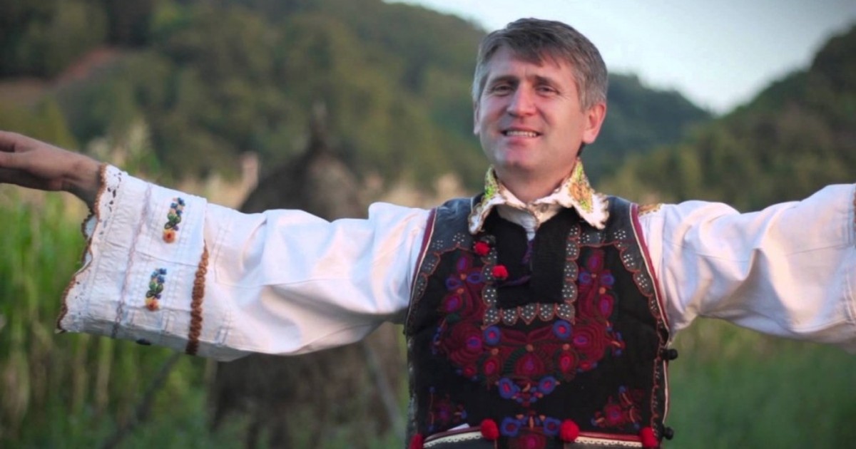 Preotul Cristian Pomohaci a fost primit cu aplauze la Sibiu. Preotul acuzat de racolare minori a cântat muzică populară