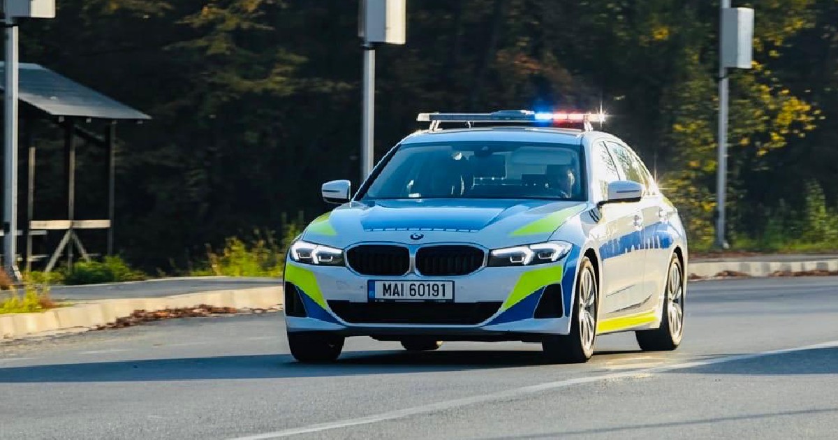Mașină de poliție aflată în trafic