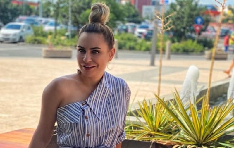 Primul job pe care l-a avut Adina Buzatu. „Imaginează-ți, taică-miu - o funcție importantă, maică-mea -  director de liceu”