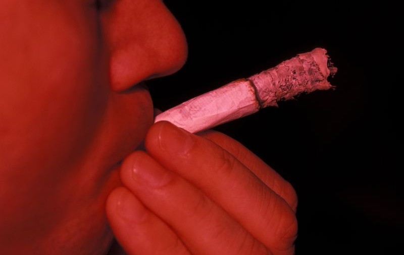 Fuma marijuana la volan şi a pierdut controlul maşinii
