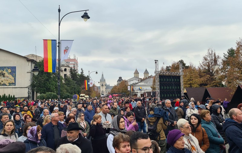 Record de pelerini la moaştele Sfintei Parascheva. Peste 200.000 de oameni s-au închinat până vineri la raclă