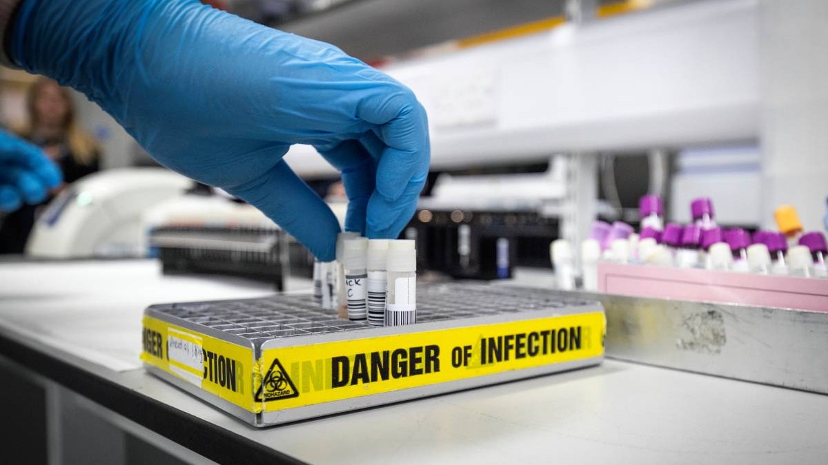 O tavă cu fiole care conțin viruși, în interiorul unui laborator de testare medicală.