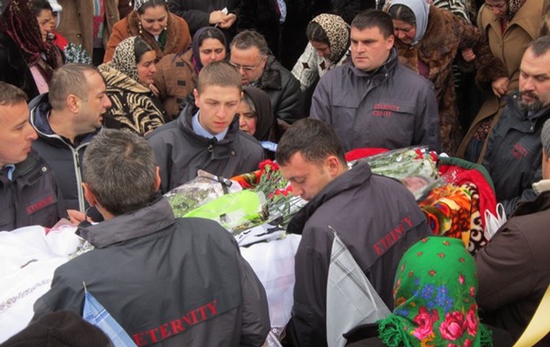 Durere şi lacrimi la înmormântarea tatălui lui Leo de la Strehaia | FOTO