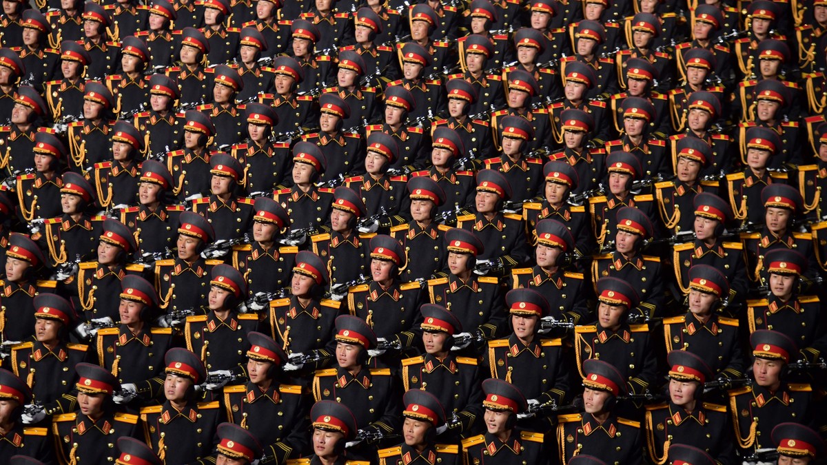 Soldați nord-coreeni defilând în timpul unei parade militare care marchează cea de-a 75-a aniversare a înființării Armatei Populare Coreene în Piața Kim Il Sung.