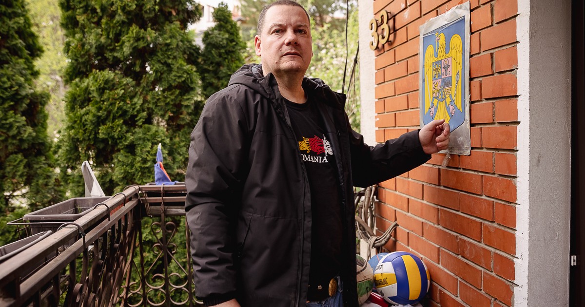 Alex Bălan la intrarea în locuința lui din Belgrad