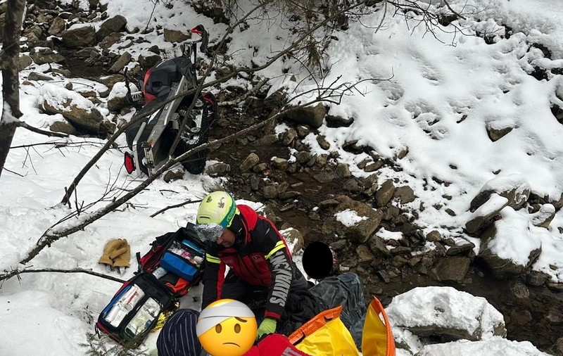 Un turist străin a murit după ce a sărit cu snowmobilul în albia râului Azuga