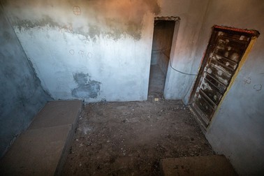 Semnele care delimitează zonele unde anchetatorii au efectuat cercetări criminalistice