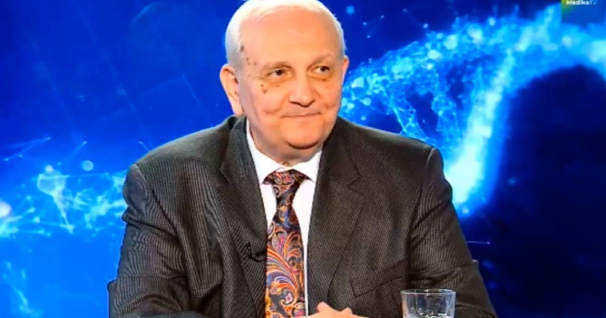 Medicul Petrișor Geavlete, invitat în studioul Medika TV., oferă sfaturi importante cu privire la sănătate. Este îmbrăcat în costum, iar în față are un pahar cu apă