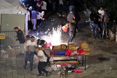 Forțele de ordine au răspuns cu grenade lacrimogene și gloanțe de cauciuc. Foto: EPA