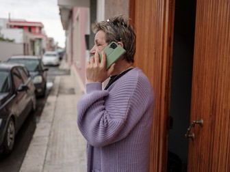 Eugenia, 54 de ani, îngrijește o bătrână de 94 de ani din Leverano, provincia Lecce. Fotografia a fost făcută în fața casei, pe strada pe care locuiește. Italia, mai 2022