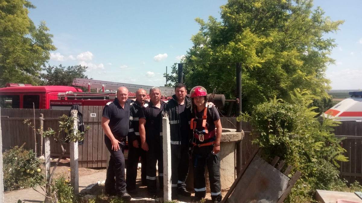 O femeie din Tulcea căzută în fântână a fost salvată de pompieri într-o acțiune contracronometru. Victima risca să intre în șoc hipotermic din
