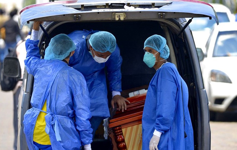 Mărturii din Ecuador, unde numărul infecțiilor este dublu față de rapoartele oficiale: “Aici, a fi bolnav de COVID-19 e ca și cum ai juca tenis și tu ești mingea. Ajutorul nu vine niciodată”