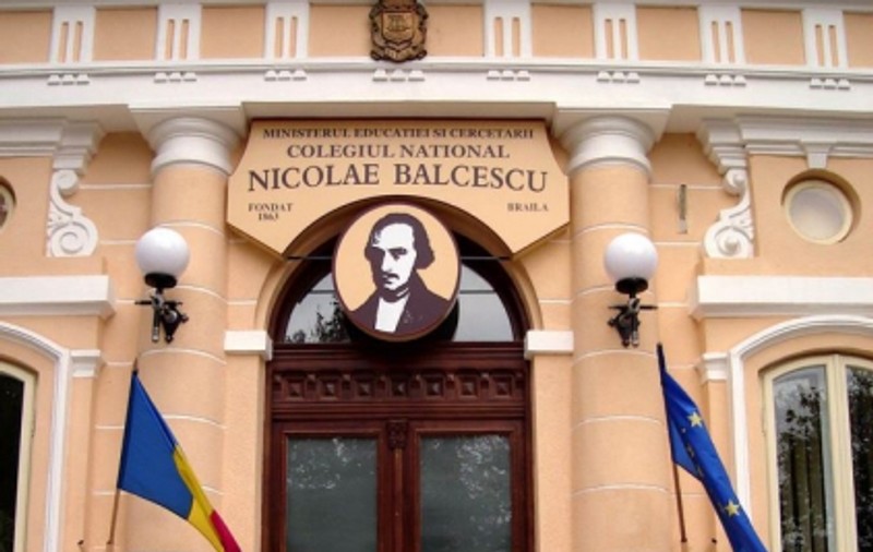 Elevi de liceu, actori de ocazie pentru foştii lor profesori 