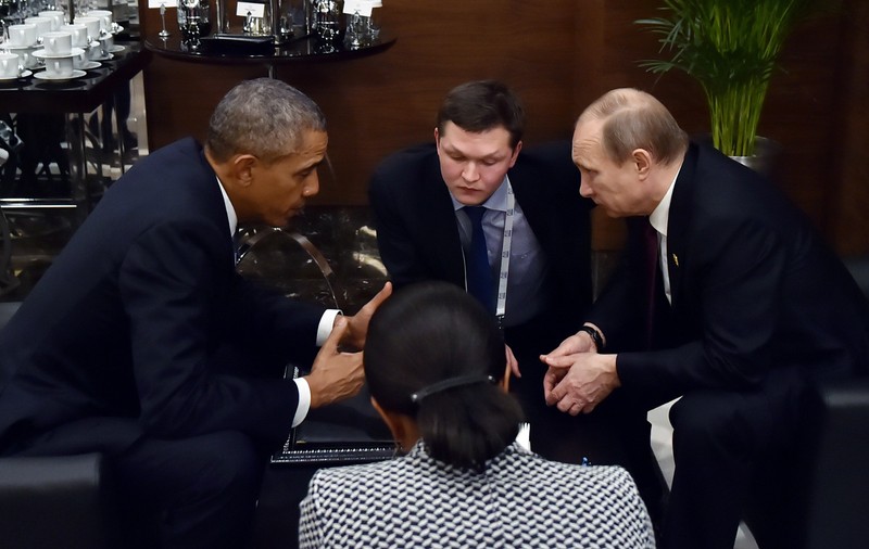 Putin și Obama, cei mai puternici lideri ai lumii, înghesuiți la o măsuță retrasă, vorbind despre ISIS