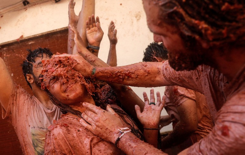 Mii de oameni au participat la celebra bătaie cu roșii Tomatina. S-au folosit 145 de tone de roșii