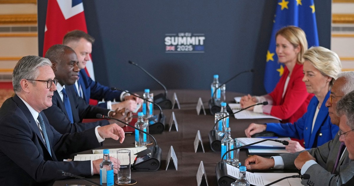 Sumitul UE-Marea Britanie. Delegația britanică (stânga) și cea europeană (dreapta) Foto: Profimedia