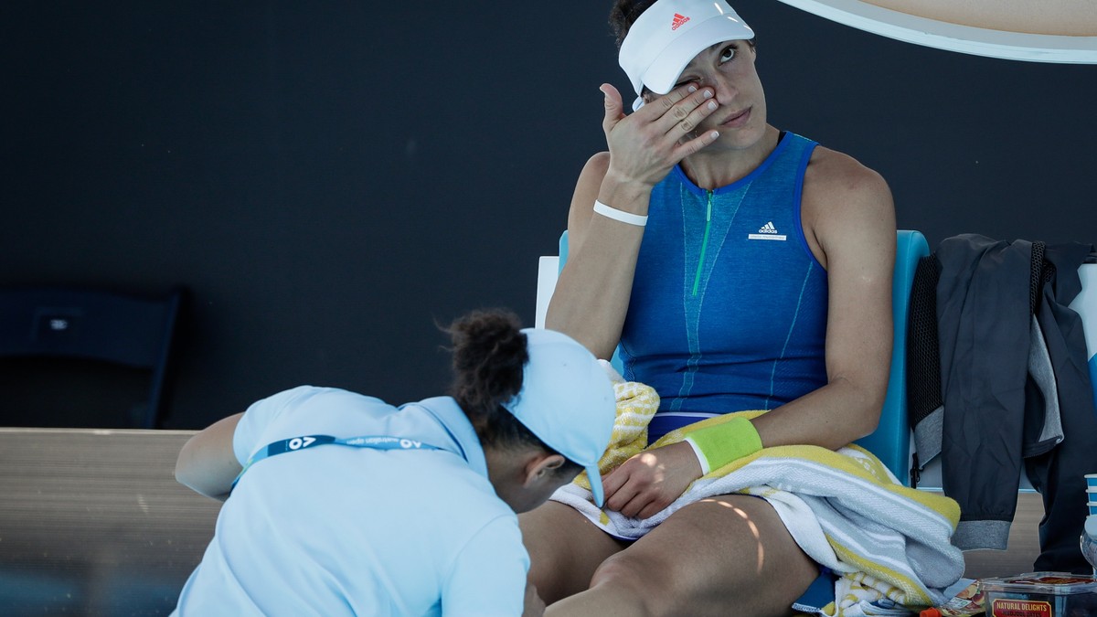 Andrea Petkovic a avut nevoie de intervenția medicului în timpul meciului cu Barbora Strycova din turul secund de la Australian Open 2017. (FOTO: EPA)