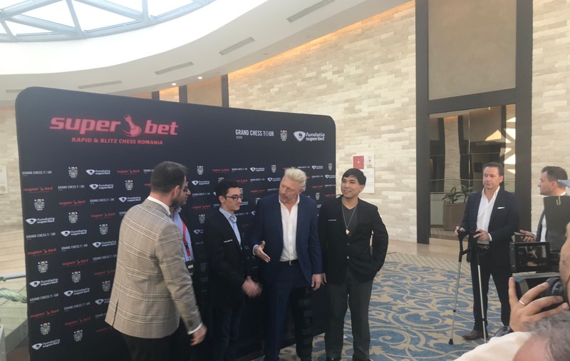 Boris Becker, în cârje la București: „Tocmai m-am operat la genunchiul stâng!" Ce a spus despre Simona Halep