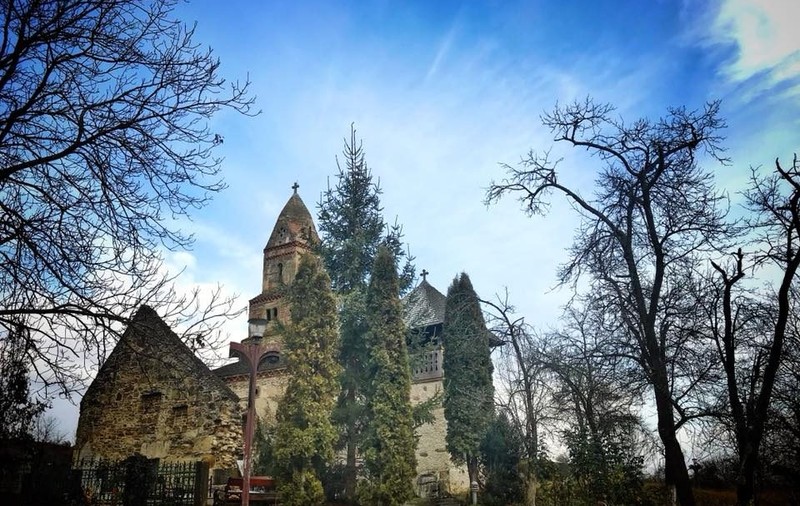 Cea mai veche biserică din România în care încă se mai slujește. E ridicată pe ruinele unui templu păgân