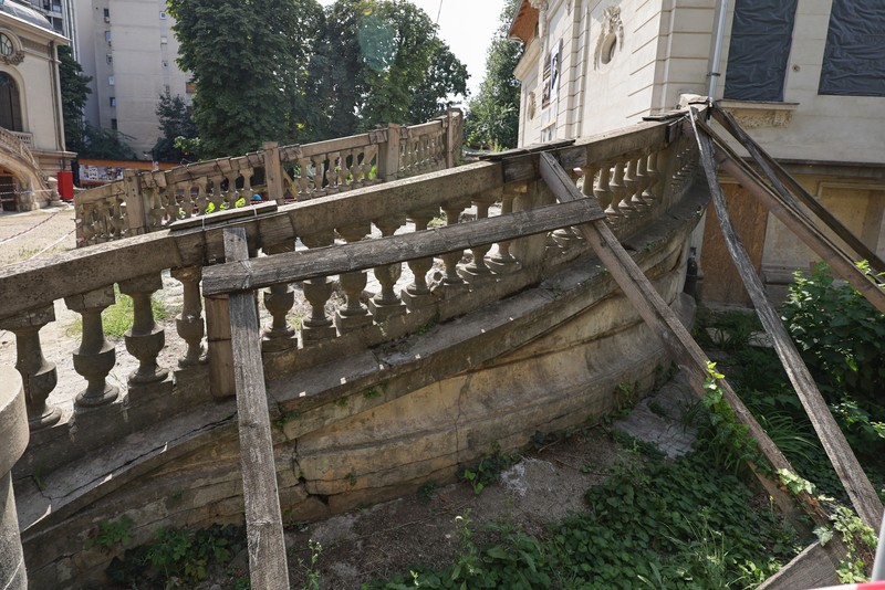 De peste cinci ani, Palatul Cantacuzino de pe Calea Victoriei își ține ușile închise. Foto: Vlad Chirea (Libertatea)