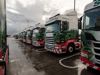 Parcarea companiei Eddie Stobart Logistics, pentru care lucrează Cristian. East Midlands, UK, septembrie 2021