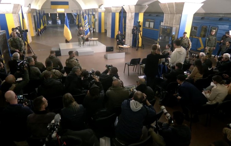VIDEO | Președintele Ucrainei, conferință de presă într-o stație de metrou din Kiev