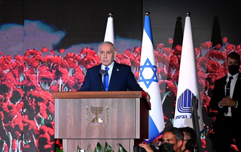 Trei ani de la atacurile Hamas. Benjamin Netanyahu ține un discurs la cimitirul național de pe Muntele Herzl din Ierusalim Sursa foto: Profimedia