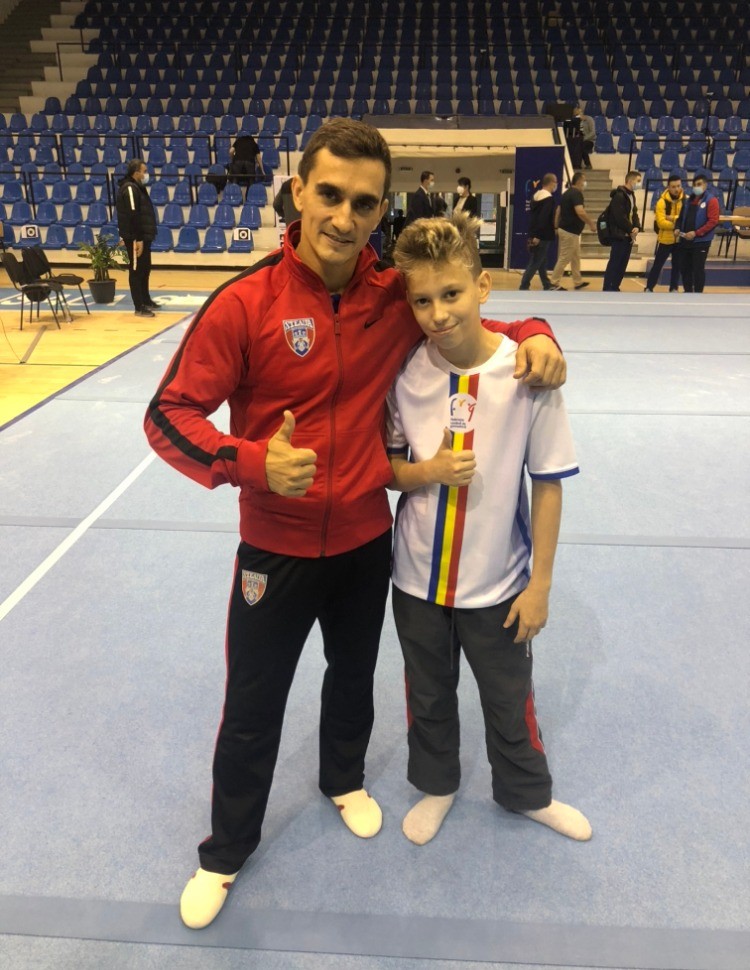 Marian Drăgulescu, stânga, speră ca fiul său, Richard, să-i calce pe urme și să devină un mare gimnast FOTO: Sportsnet