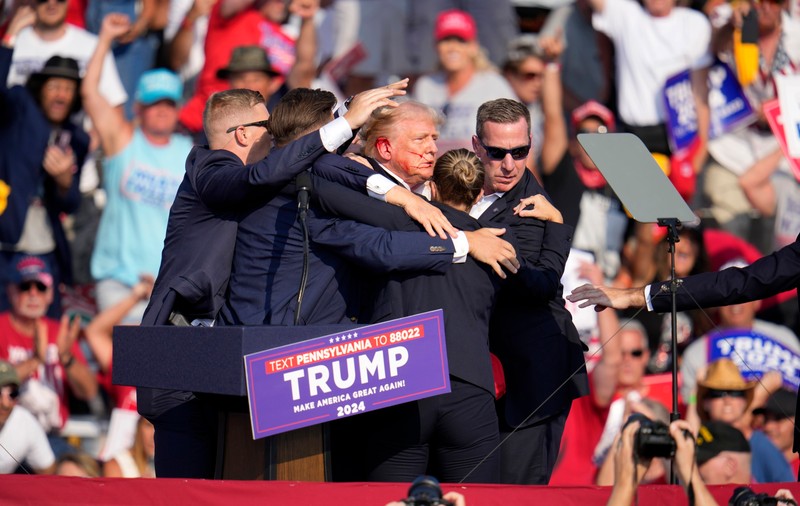 Tentativa de asasinat la adresa lui Trump. Un lunetist a tras asupra armei atacatorului şi l-a întârziat