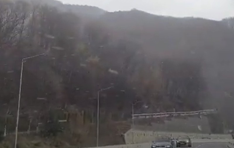 Au început ninsorile și în Defileul Jiului. Se circulă în condiții de iarnă