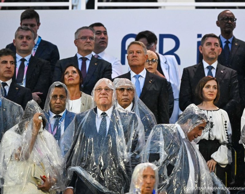 Klaus Iohannis a stat lângă Maia Sandu la ceremonia de deschidere a Jocurilor Olimpice de la Paris. Cei doi au înfruntat ploaia fără pelerine