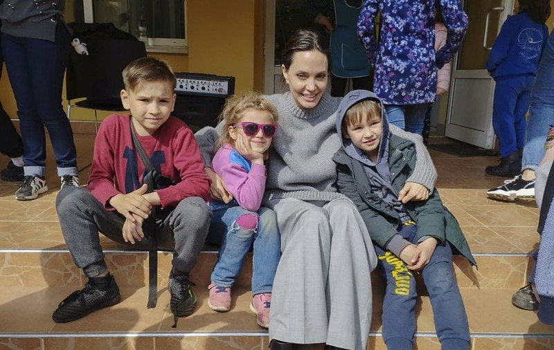 Angelina Jolie se află în Ucraina. A vizitat un internat și un spital din Liov