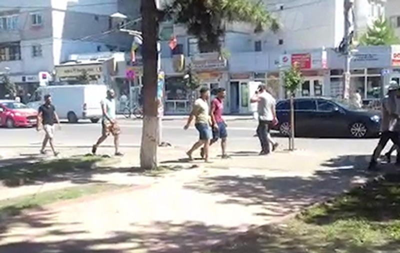 UPDATE/ Două clanuri de rromi s-au confruntat joi la prânz în Bârlad. Un scandalagiu a tras cu pistolul |VIDEO