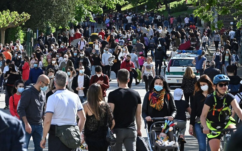 Mulțimi de oameni au ieșit pe străzi, în parcuri și la terase în primul weekend de relaxare a restricțiilor în Torino | FOTO: EPA