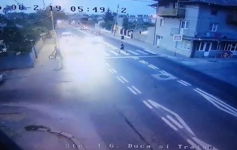 Imagini șocante! Un tânăr a scăpat cu viață miraculos, după ce a fost spulberat de o mașină pe trecerea de pietoni, în Eforie Nord