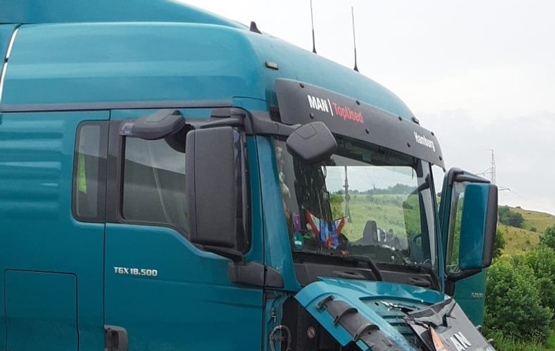 Un morman de fiare a rămas din mașina în care au murit doi tineri, după ce șoferul a intrat pe contrasens într-o cisternă, pe DN1, în Cluj