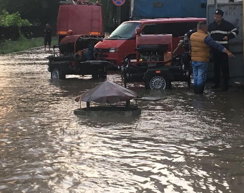 Inundații în Prahova, după ploile torențiale de marți noaptea. Zeci de gospodării au fost inundate în Bărcănești / FOTO