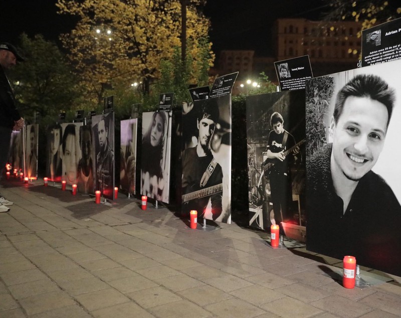 Marș în memoria victimelor de la Colectiv. Fotografiile tinerilor care au murit au fost așezate în fața Parchetului