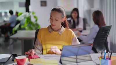 Tânără care stă la birou