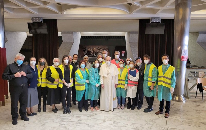 Papa Francisc, vizită-surpriză făcută persoanelor fără adăpost din Roma care s-au vaccinat la Vatican