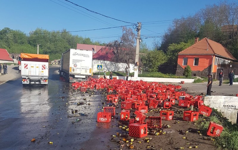 Zeci de lăzi cu bere s-au împrăștiat pe șosea, în județul Brașov. Incidentul a avut loc într-o curbă periculoasă