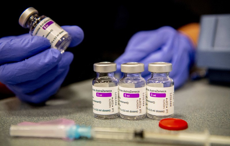 Vaccinul AstraZeneca, întâmpinat cu reticență în Europa, în urma reacțiilor adverse raportate. Compania anunță că „sunt așa cum ne-am așteptat”